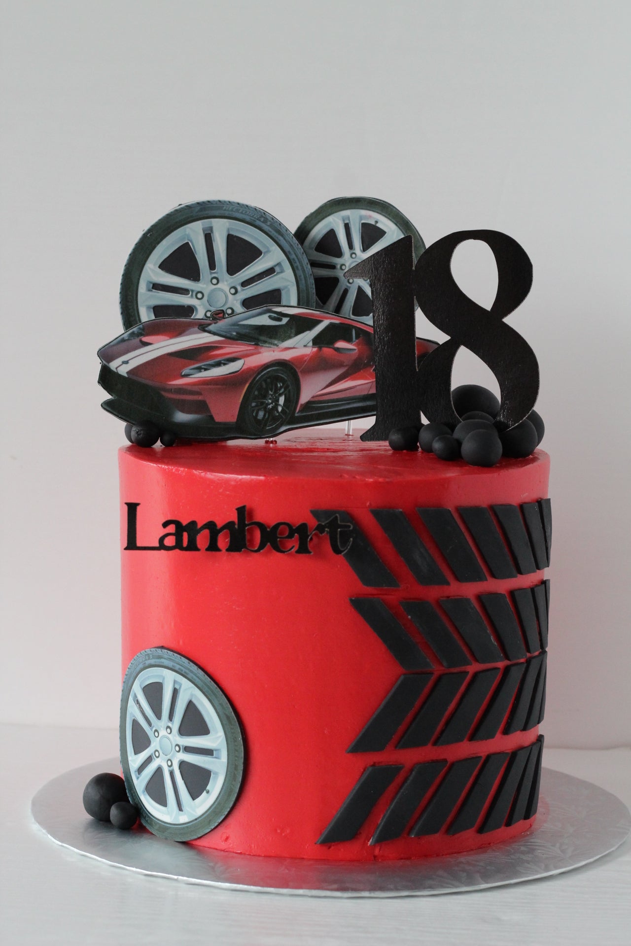 Gâteau personnalisé de luxe ( beaucoup de décoration)